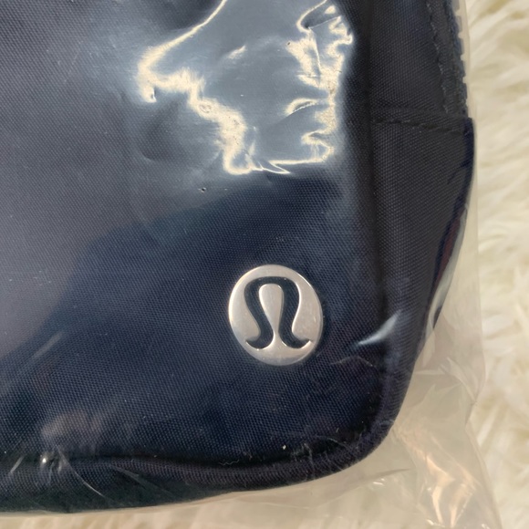 🔥1 Day Sale🔥NWT Lululemon Athletica Everywhere belt bag, (Large) 2L, True Navy - Picture 13 of 16